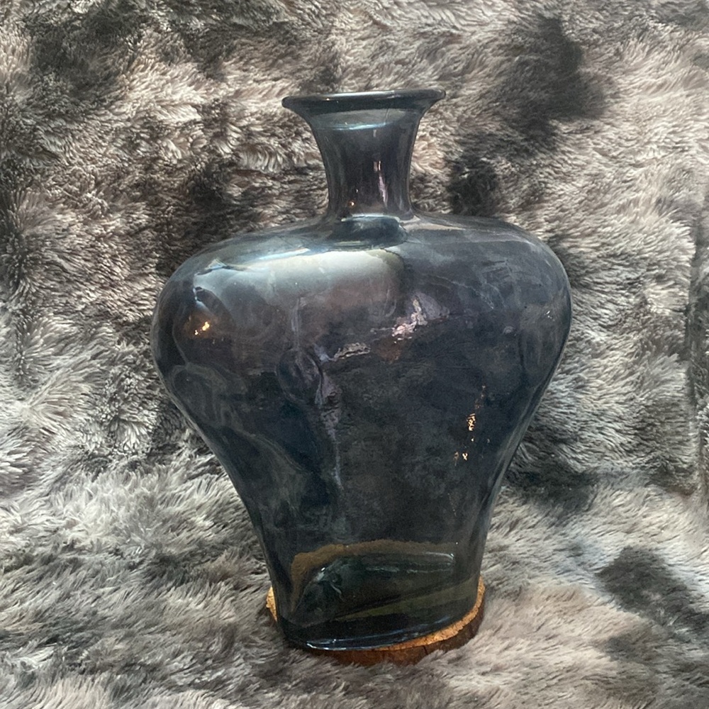 Heavy Heart Shaped Vase - Picture 2 of 16